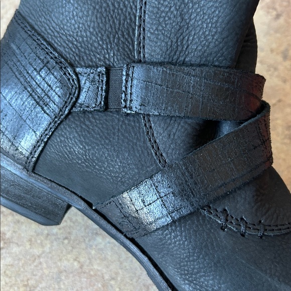 Caterpillar CAT Women’s Black Leather Ankle Boots Like New Size 7 - Picture 7 of 10